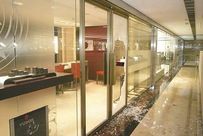 香港一商場(chǎng)價(jià)值千萬(wàn)名表3分鐘內(nèi)被盜走(圖) 香港一商場(chǎng)價(jià)值千萬(wàn)名表3分鐘內(nèi)被盜走(圖)