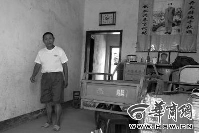 8月16日，在家中接受監(jiān)外執(zhí)行4年刑期的汪衛(wèi)國(guó)（化名）剛剛送走家訪的法官。