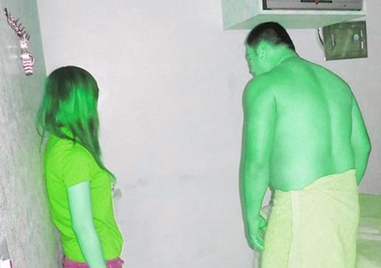 高雄黃姓男子(右)懷疑女友在“喇叭店”兼差，前往調(diào)查順便消費時被警方逮個正著。(圖／東森新聞)