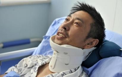 8月25日，交警周寶來躺在病床上。