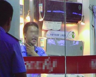 打劫男把玻璃片抵在脖子上，與民警對(duì)峙