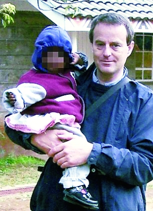 伍德與一名幼女的合影。