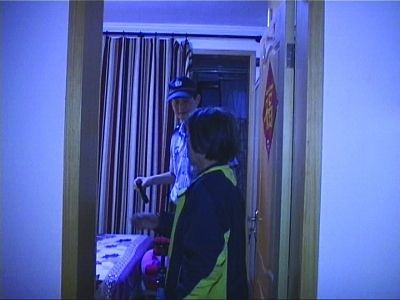 民警幫老人檢查沒發(fā)現(xiàn)有炸彈。