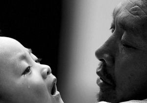 小憲揚(yáng)看著爺爺，眼角流下了淚水