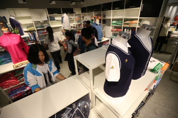 　9月12日，北京，十一學(xué)校在推出三大類、超過40款“最潮”校服，吸引學(xué)生搶購。