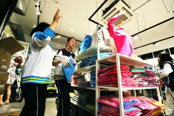 　9月12日，北京，十一學(xué)校在推出三大類、超過40款“最潮”校服，吸引學(xué)生搶購。