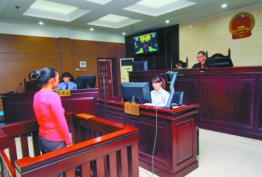    9月29日，萬州區(qū)人民法院，被告王桂娟（化名）在庭審現(xiàn)場。 重慶晨報記者 胡杰 實習生 黃敬坤 攝