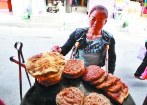 手頭拮據(jù)，每天只能吃一頓飯。