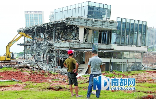 傾塌的售樓中心昨日拆除。南都記者 徐文閣 攝