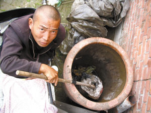 鄭艷良講述鋸腿經(jīng)過。本報記者 汪洋 攝