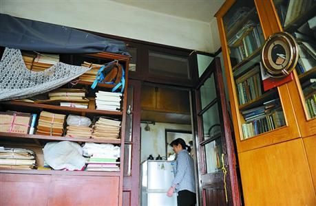 老人生活簡樸，平時(shí)有保姆照顧