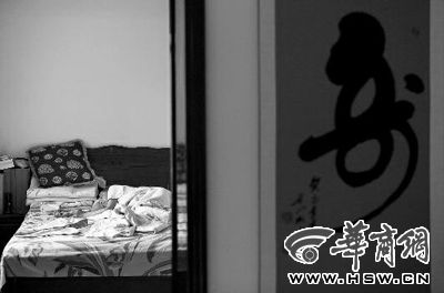 昨日，徐萬發(fā)躺在自家床上，鼻子插著氧氣管 記者張杰攝