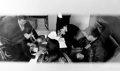 今天上午，喜隆多接待處內(nèi)，市場(chǎng)管理方與商戶核對(duì)租金和抵押金數(shù)目