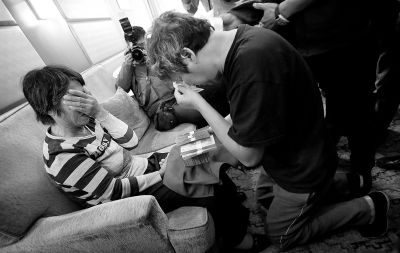 李春平跪在劉洪魁母親跟前送上捐款。談及烈士，兩人相對(duì)而泣