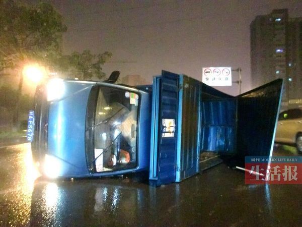 小貨車側(cè)翻現(xiàn)場(chǎng)。
