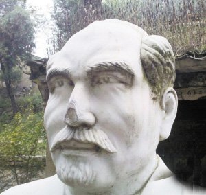 小廟前成了“塌塌鼻”的白求恩雕像。