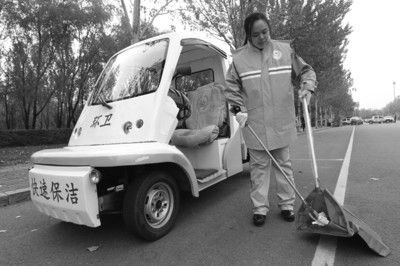 比賽之前張起超在多功能清潔車(chē)前練習(xí)動(dòng)作。