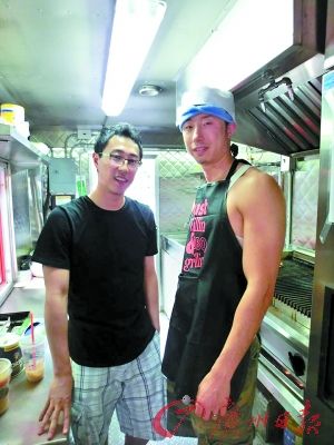 劉曉（左）和彭一在餐車內(nèi)。（受訪者提供）