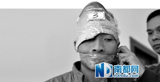 為了防止犯罪嫌疑人串供，民警用膠帶將犯罪嫌疑人的嘴封住。