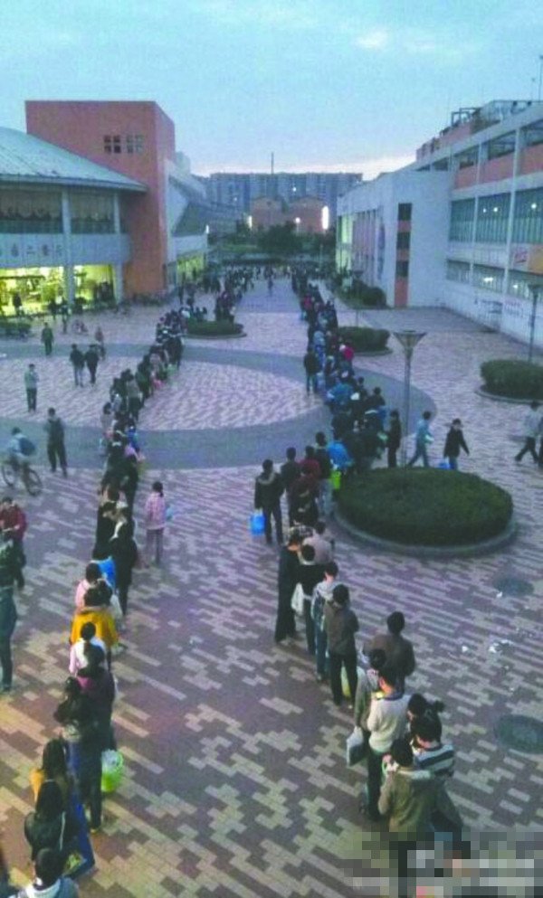 24日傍晚，川大江安校區(qū)浴室前排隊“盛況”