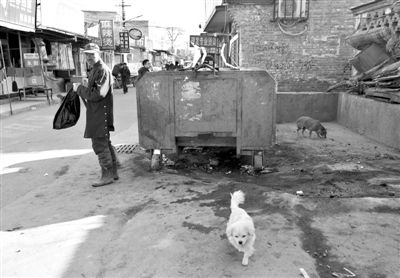 昨日，村民在通州區(qū)馬駒橋的這個垃圾箱旁，發(fā)現(xiàn)一被棄男嬰，急救人員趕到后確認(rèn)男嬰已死亡。新京報記者 黃月 攝