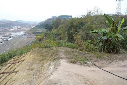 劉某被拋下地方6米處，是一處10多米深的懸崖。