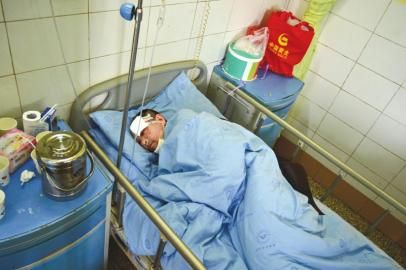 被拋棄荒野的傷者劉某在接受治療。