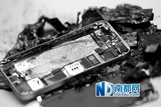 于先生的新iPhone5S手機直接“爆”廢。 南都記者劉有志攝