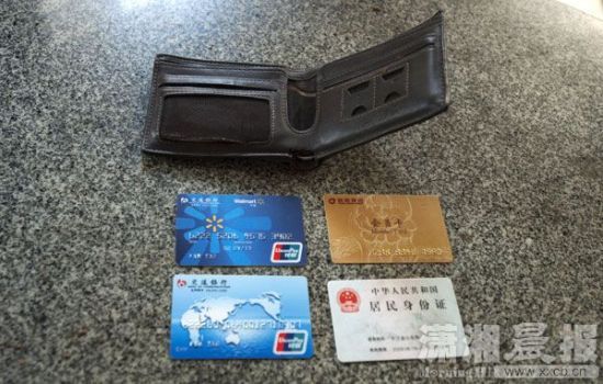 12月24日，長沙雨花區(qū)美聯(lián)天驕城，當(dāng)事人范先生展示小偷寄回的錢包、身份證和銀行卡。