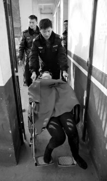 昨日，派出所民警帶女駕駛員賈某去醫(yī)院做檢查 記者 陳團結(jié) 攝