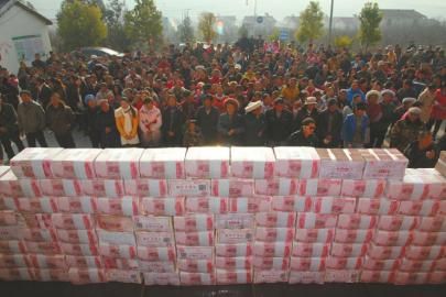 村民領(lǐng)取“年底分紅”。