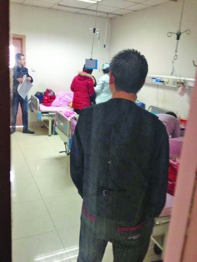 男孩一家神情凝重。