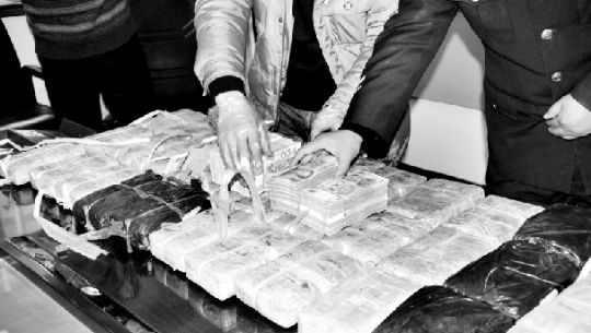 警方收繳的毒品和毒資。警方供圖