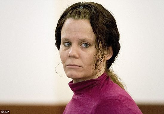 2月12日，勒死朋友并剖腹取嬰的柯里出庭受審。