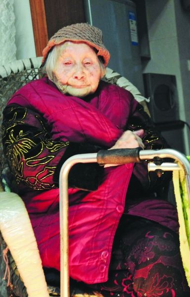 正在取暖的熊婆婆。見習(xí)記者 楊榮峰 攝