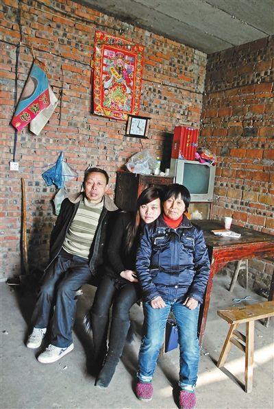 超生女謝先梅(中)、養(yǎng)父謝運(yùn)才（左）、謝運(yùn)才的嫂子唐富秀