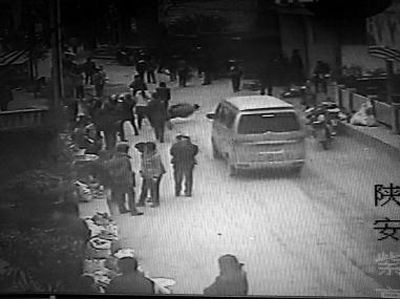 監(jiān)控錄像顯示，劉某側(cè)身行走時(shí)不慎跌倒，王某途經(jīng)此處時(shí)將其扶起（圖中畫(huà)圈處） 通訊員 何春地 攝