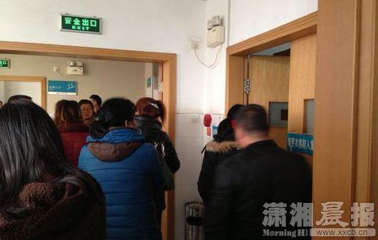 ICU搶救室前家屬。圖|瀟湘晨報記者 陳斌