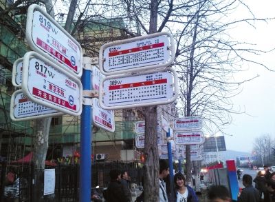 3月16日，江蘇省南京市，眾多乘客在“火車站廣場東”站臺候車。圖/東方IC