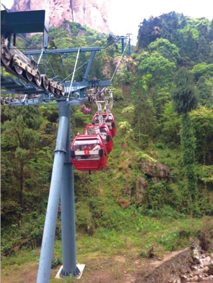 當(dāng)時(shí)還有3個(gè)轎廂懸在半空中。溫先生供圖