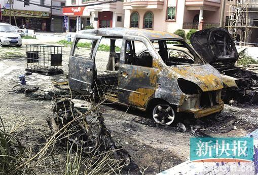 涉事面包車燒剩鐵殼。