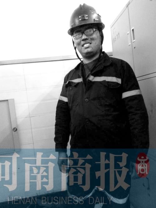 剛從礦井里出來(lái)的他滿(mǎn)臉黑灰