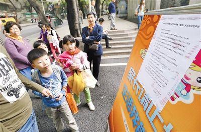 昨日，中華路小學(xué)貼出告示，提醒家長(zhǎng)不要相信傳言。