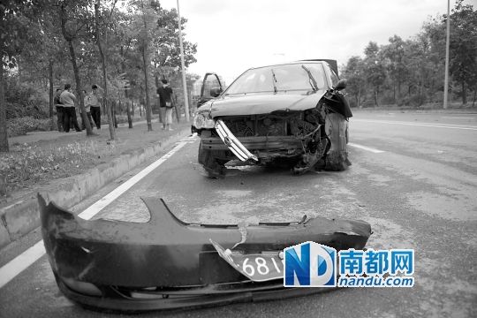 男子搶的比亞迪轎車車頭損毀嚴(yán)重。