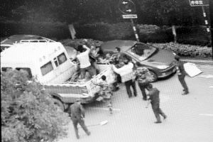 沖突現(xiàn)場，協(xié)管員揮拳打向女商販 視頻截圖