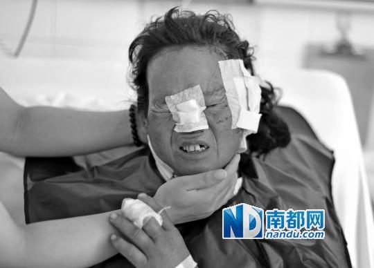 受狼群襲擊受傷較重的村民在接受救治。C FP圖片