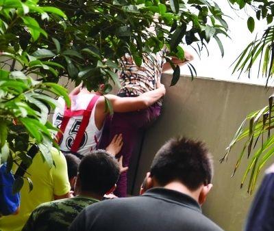 2小時(shí)后，該包工頭終于被抱下來了。