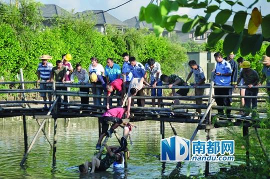 救援人員合力打撈起落水女孩，后經(jīng)醫(yī)護人員確認已經(jīng)死亡。受訪者供圖