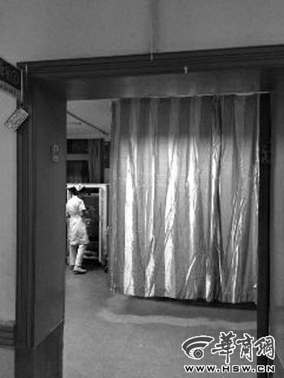 昨晚9時(shí)許，急診室簾后，6歲的小女孩靜靜地躺著 記者 卿榮波 攝