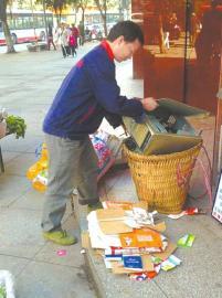 王光偉靠收廢品拾荒為生，每月僅有1000元的微薄收入。